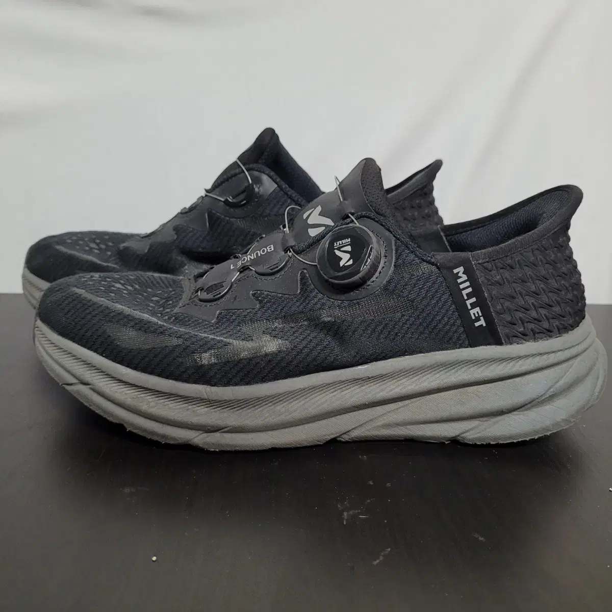 G303 [260] Millet Boa Sneakers