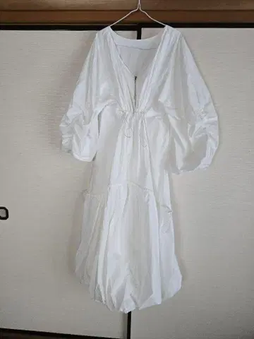 화이트 벌룬 원피스 긴팔