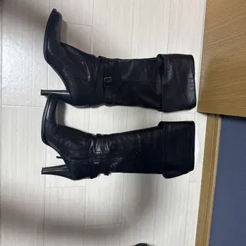 헤이세이 버클이 달린 블랙 가죽 니하이 부츠