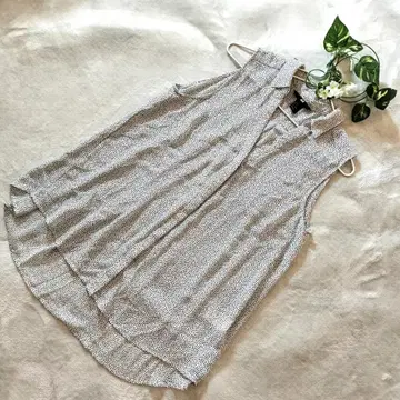 H&M 슬리브리스 시어 블라우스 슬릿 넥 화이트 올 패턴 EUR34