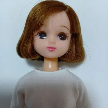 리카짱 브라운 헤어 화이트 의류