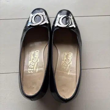 페라가모 블랙 가죽 플랫 슈즈