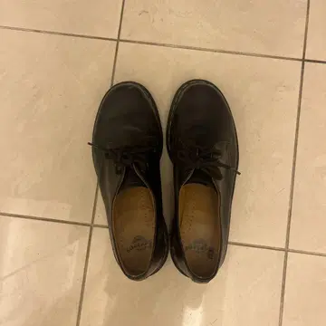 Dr. Martens 블랙 가죽 신발