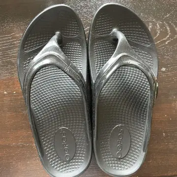 Oofos 블랙 통굽 샌들