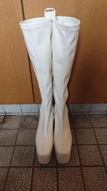 화이트 롱 부츠