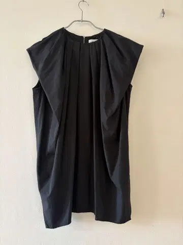 MIESROHE 블랙 슬리브리스 탑