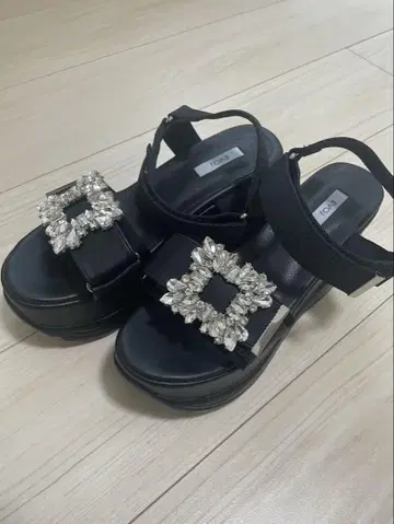 EVOL 비쥬가 달린 블랙 통굽 샌들