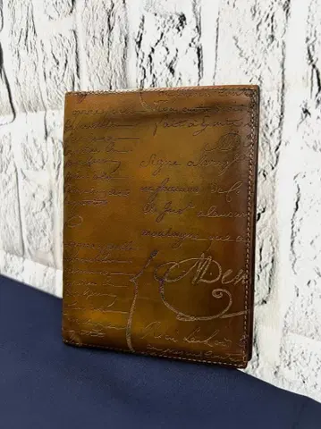 절판 명품 Berluti 벨루티 캘리그래피 스크릿 가죽 접이식 지갑