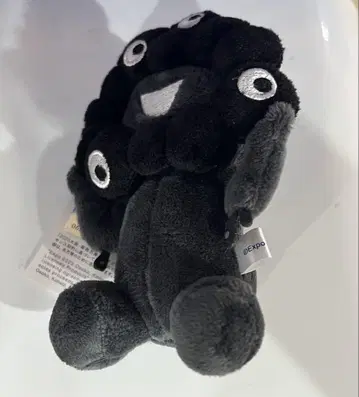 오사카 엑스포 검정 미야쿠미야쿠 카라비너 키링 블랙 앉은 자세