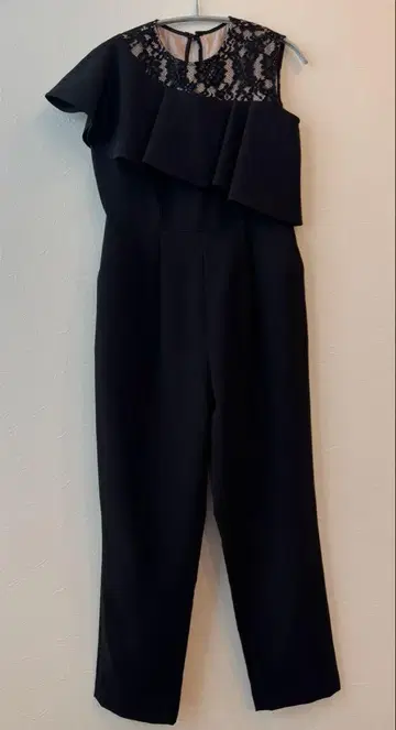 페넬로페 요한슨 프릴 숄더 올인원 블랙