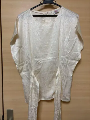 아이보리 슬리브리스 탑 백 버튼