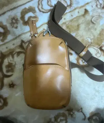 엘르고포크 카멜 가죽 바디백