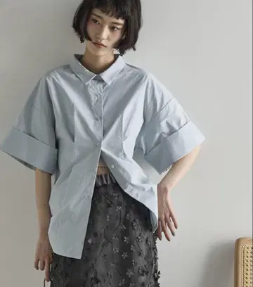 theyon 롤업 하프 슬리브 허리 태그 셔츠 색스 블루