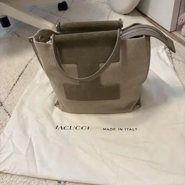 IACUCCI 그레이쉬 베이지 스웨이드 토트백