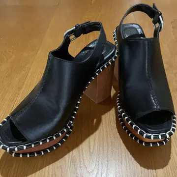 블랙 가죽 오픈토 샌들