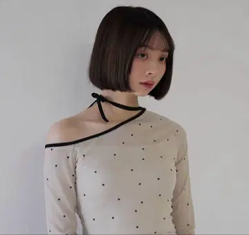 우니 무늬 오프숄더 톱