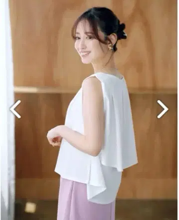 COHINA 백 티어드 컷 탑 슬리브리스 플레어 탑 화이트