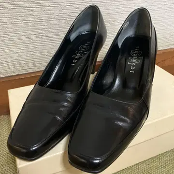 TRUSSARDI 블랙 펌프스 23cm
