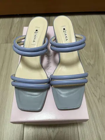 DIANA 라이트 블루 힐 샌들