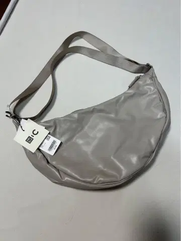 유니클로 C 레더 터치 라운드 숄더백