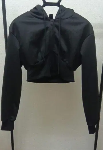 블랙 크롭 후드 부착 후드티