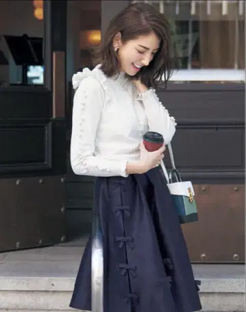 리본 포함 네이비 무릎 기장 플레어 스커트