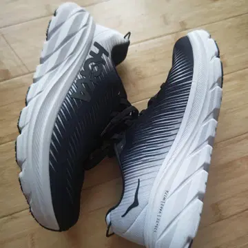 HOKA RICON 3 WIDE 블랙/화이트 신발