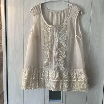 tiara 미사용 택 포함 레이스 아이보리 슬리브리스 탑 멜로즈