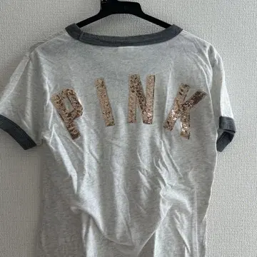 PINK 라메 문자 V 넥 티셔츠 그레이