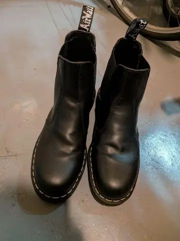 Dr. 마틴 부츠 화이트 스티치 9 UK