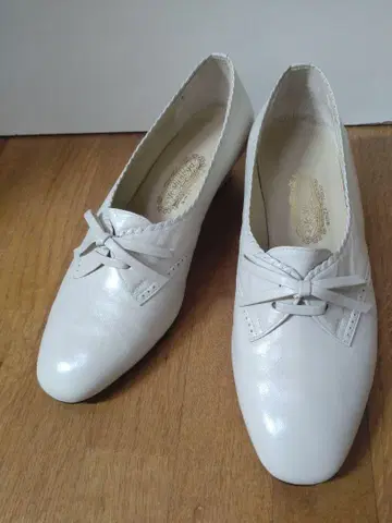 긴자 요시노야 아이보리 펌프스 새상품 23cm
