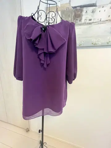 보라색 프릴이 달린 보타이 블라우스
