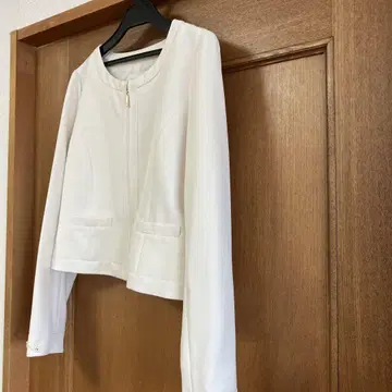 화이트 노카라 재킷 비즈 장식
