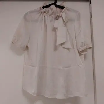 화이트 프릴 리본 반팔 블라우스