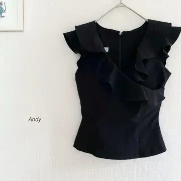 Andy 카슈쿨 프릴 슬리브리스 탑 패드 포함 블랙