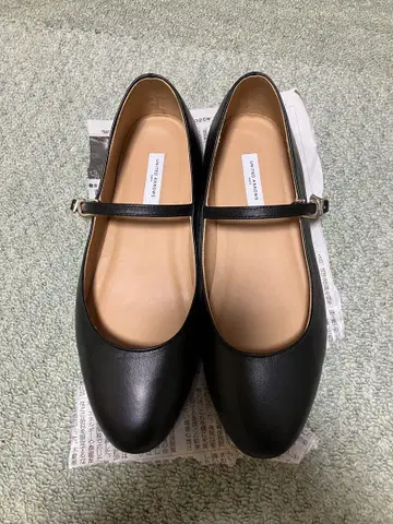 유나이티드 애로우즈 펌프스 스트랩 포함 블랙 플랫