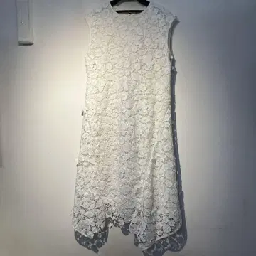 화이트 레이스 슬리브리스 원피스 어도어
