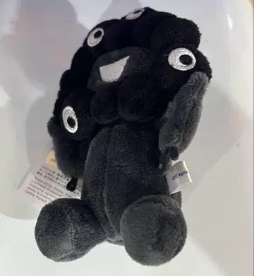 오사카 엑스포 검정 미야쿠미야쿠 카라비너 키링 블랙 앉은 자세