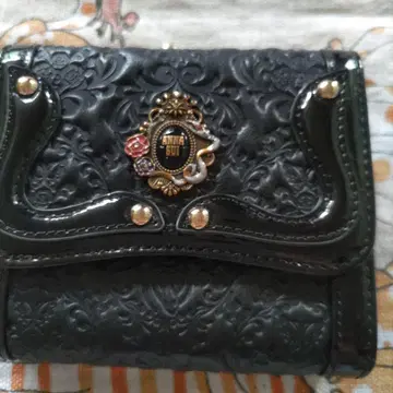 ANNA SUI 엠보싱 가공 3단 폴더형 지갑 블랙