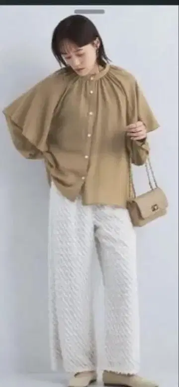 베이지 버터플라이 슬리브 셔츠