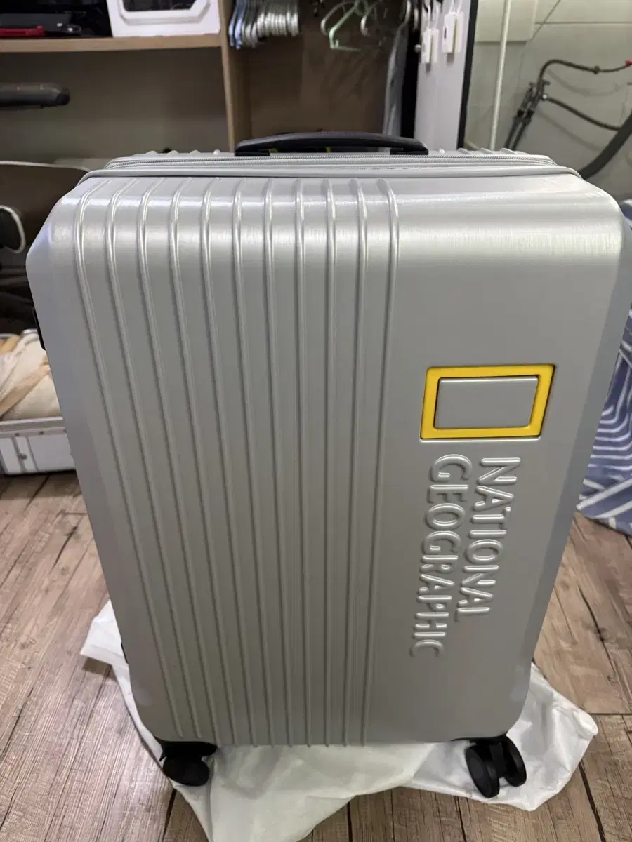 National Geographic 24-inch Carrier