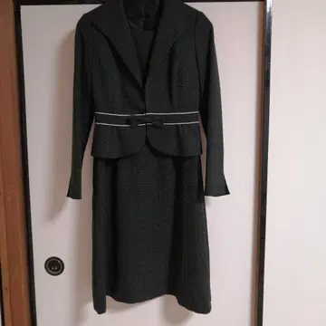 블랙과 화이트 도트 무늬 정장 세트