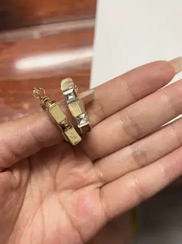 골드 톤 기하학 귀걸이