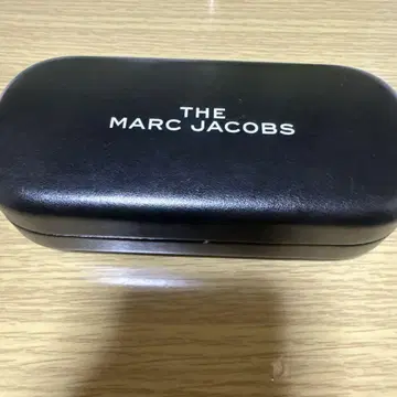 THE MARC JACOBS 블랙 라운드 안경 케이스 포함