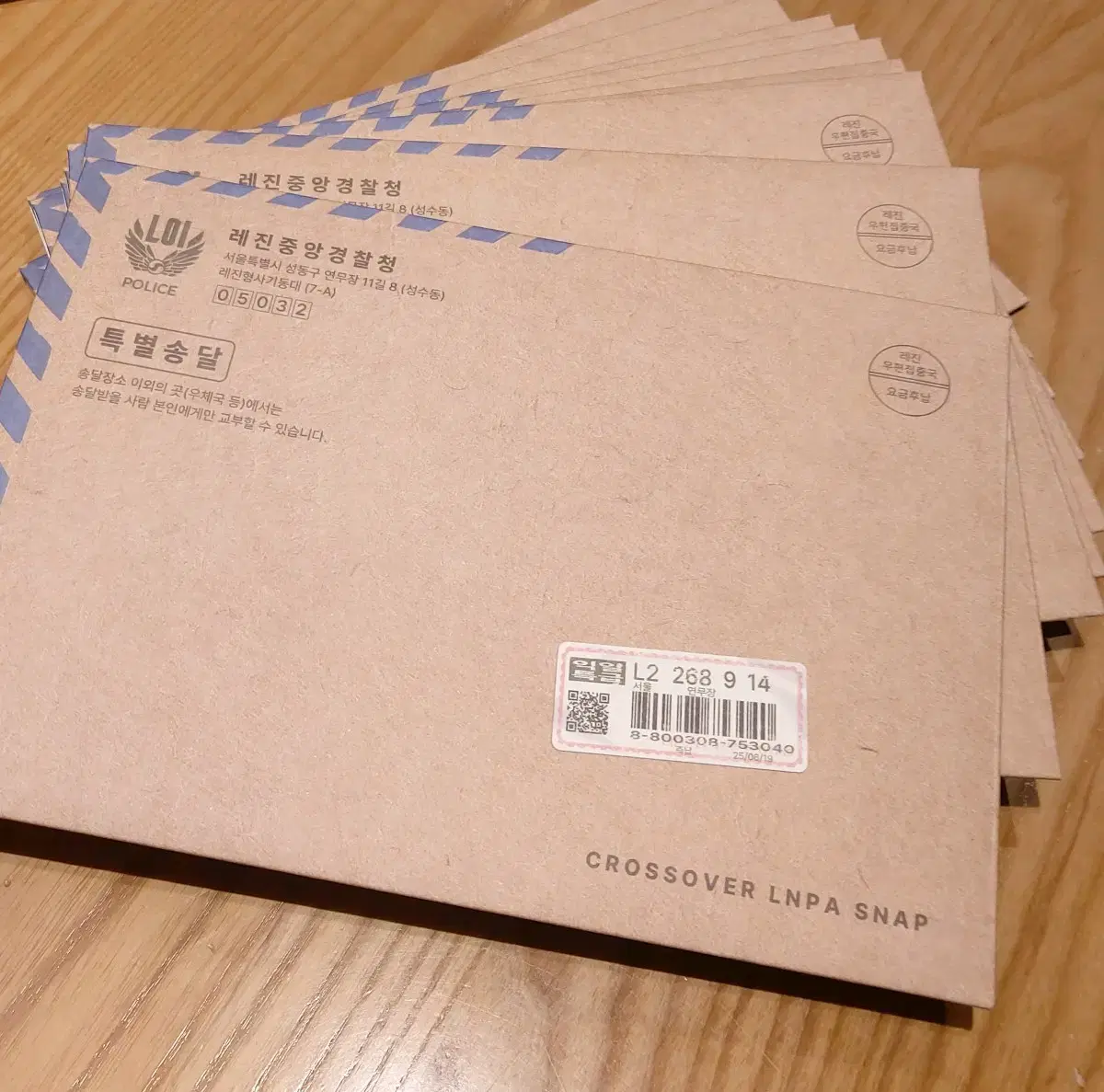 Lezhin pop up crossover police department snap photos, 10 in bulk