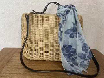 라탄 바스켓백 블루 계열 스카프 포함