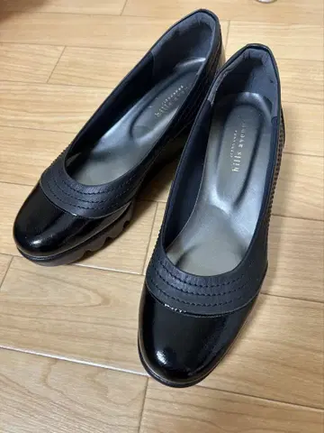 힐즈 애비뉴 통굽 웨이브 밑창 펌프스 23cm 블랙