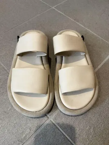 PIPING 베이지 컴포트 샌들