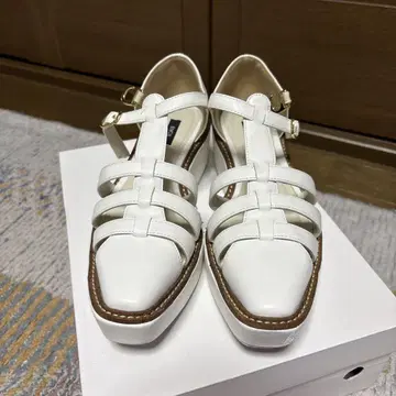 화이트 스트랩 웨지 샌들