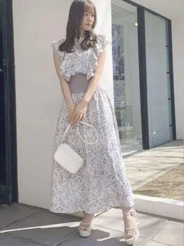 dazzlin 라인 아트 리브 슬리브리스 원피스 그레이